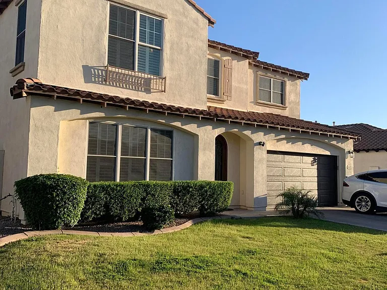 2219 E Wisteria Dr — Photo 2
