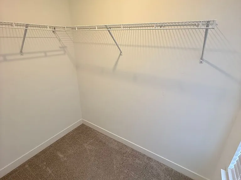 1046 Elmwood Ln — Photo 32