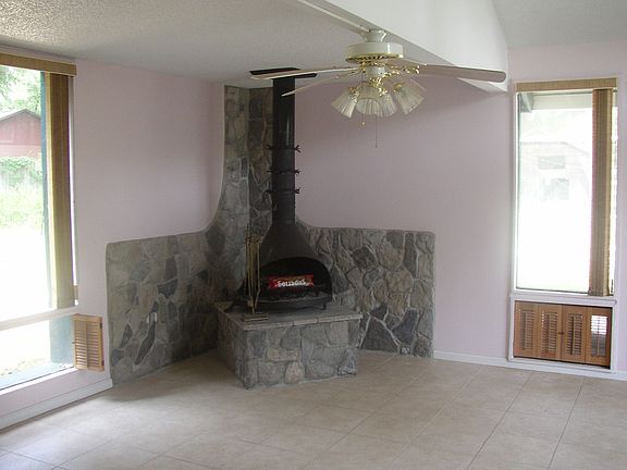 2nd image of 1531 Manor Way