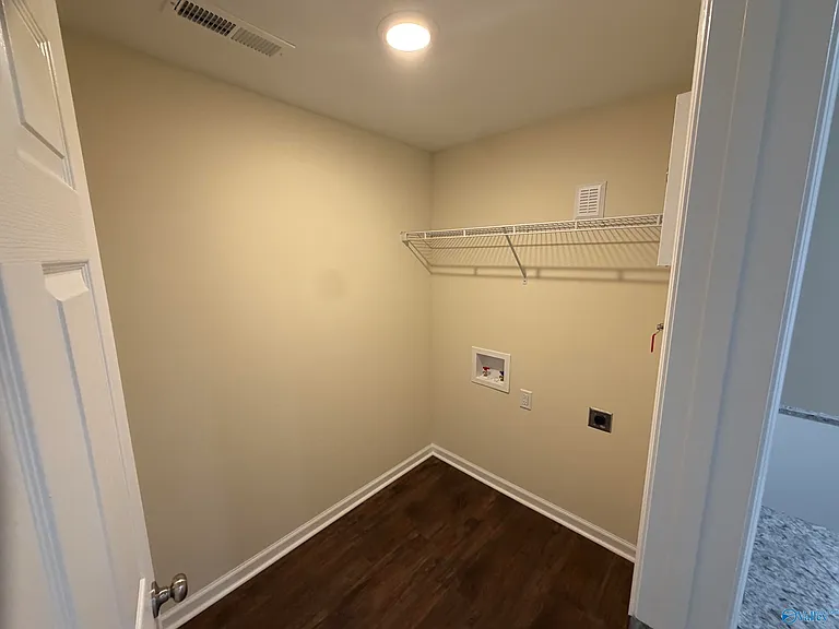 821 Moulton St E — Photo 19
