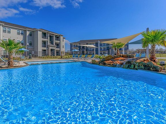 LOUNGE BY THE POOL