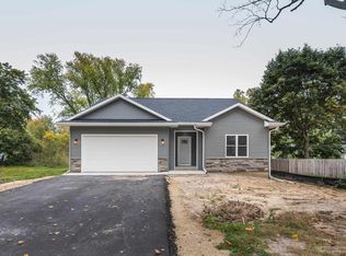 612 11th St, Baraboo, WI 53913