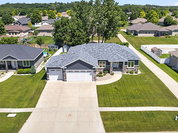 3rd image of 523 Kingston Cir