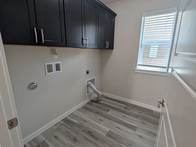 938 Burwood St SE — Photo 17