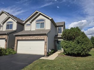 1021 Woodview Ct, Aurora, IL 60502