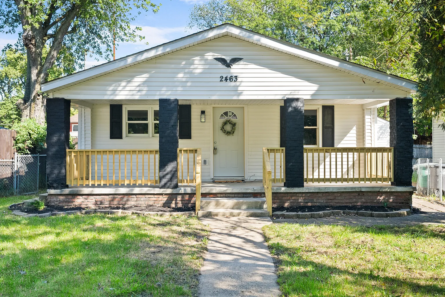 2463 Wells St photo 1