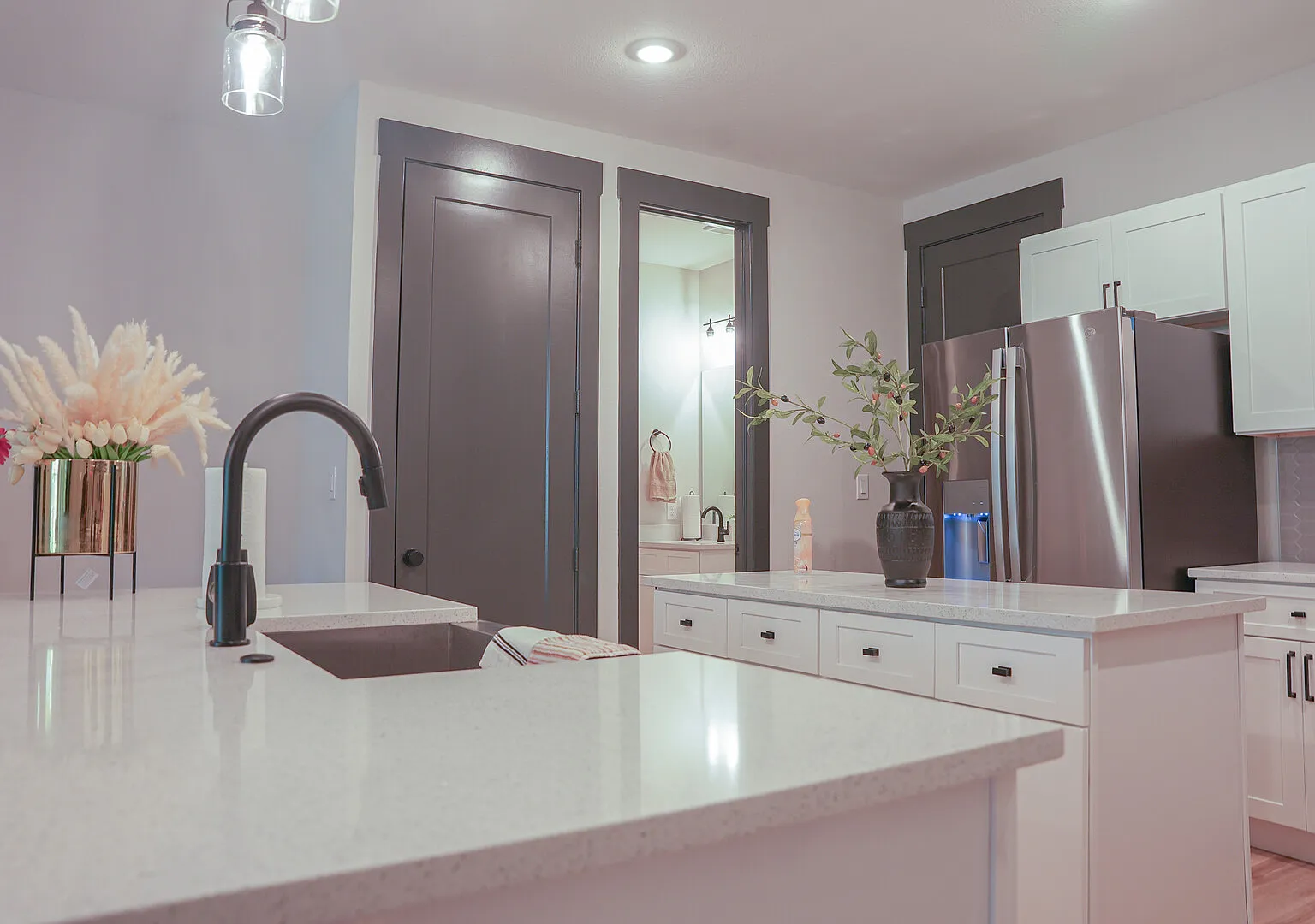 Loft, Luxury Large 3BR, 3.5 Bath, Sleeps 9, Wifi — Photo 2