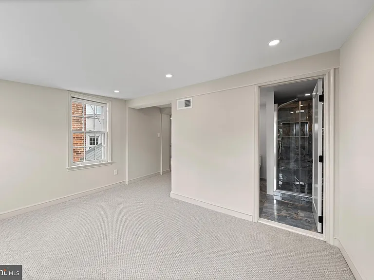 1525 35th St NW — Photo 30