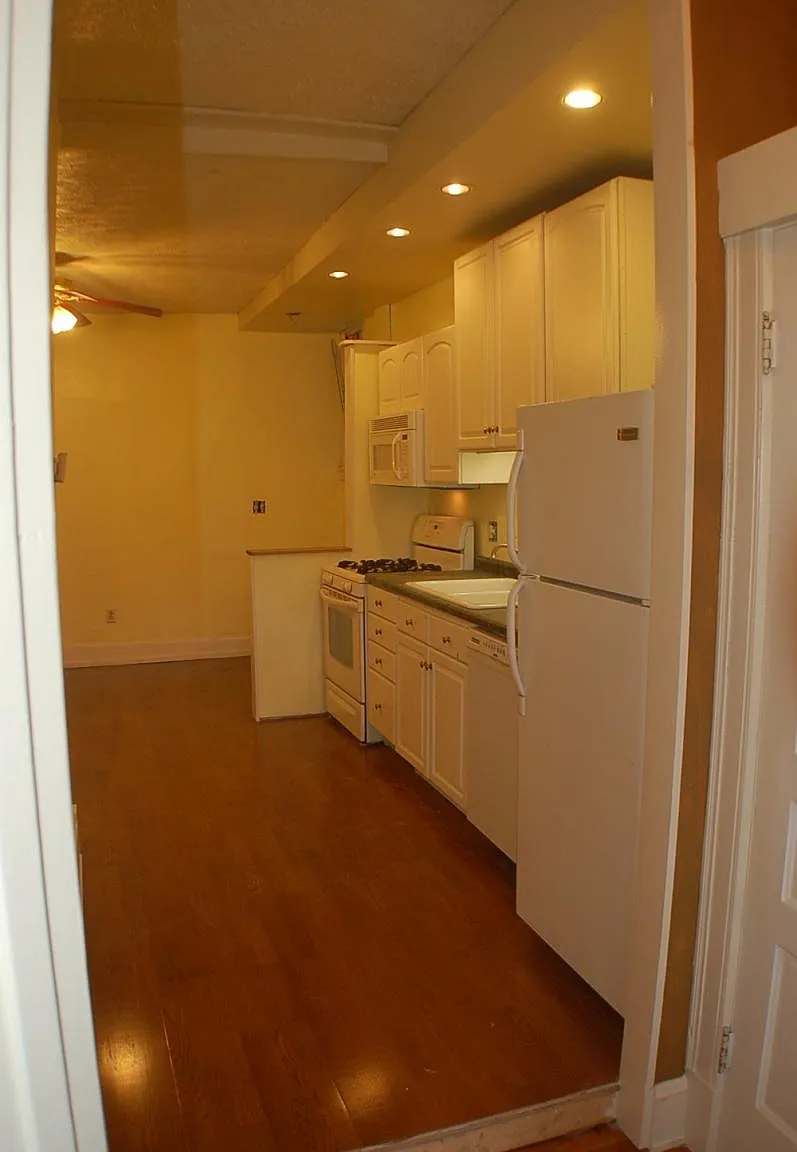 2415 Vine St — Photo 2