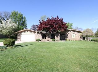 6830 Curtwood Dr, Tipp City, OH 45371