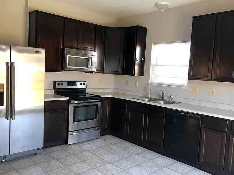 909 Adena Ln — Photo 3