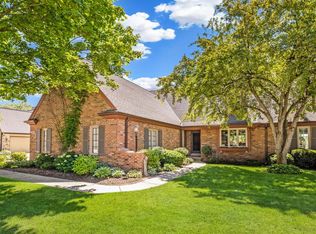 2633 W Lake Isle Dr, Mequon, WI 53092