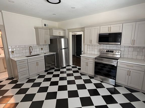 5th image of 526 Holmes St APT 2S