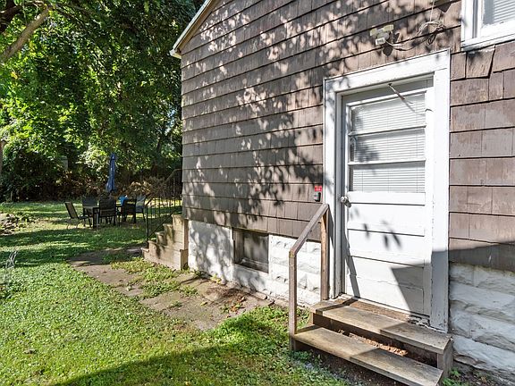 3rd image of 327 Van Buren St