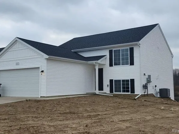 8219 Moonlight Creek Ln, Fowlerville, MI 48836