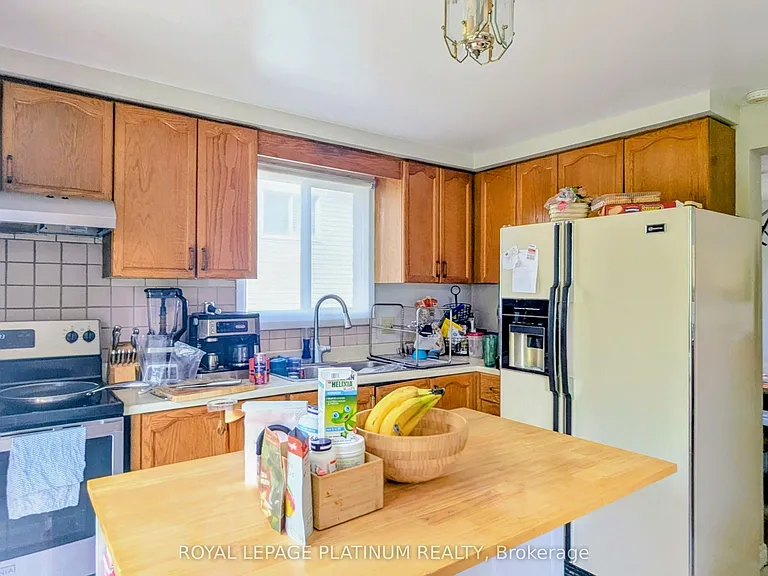 630 Pinerow Cres — Photo 22