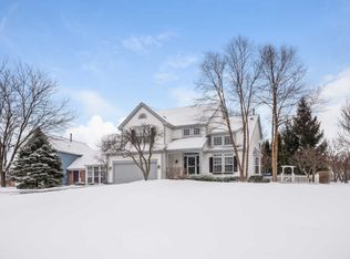 825 Dunhill Ct, Gurnee, IL 60031