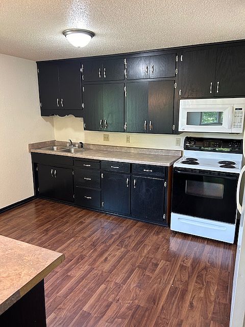 Kitchen-stove, microwave, cupboards