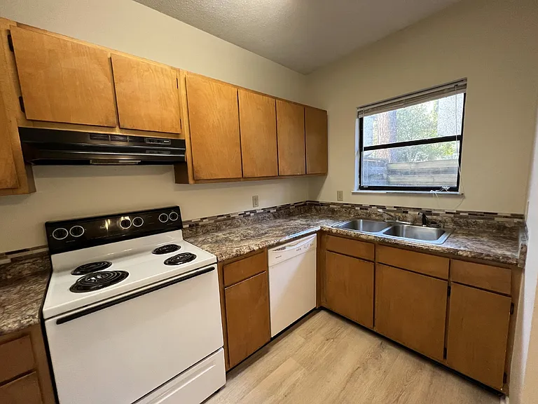 803 Kelly Dr — Photo 5