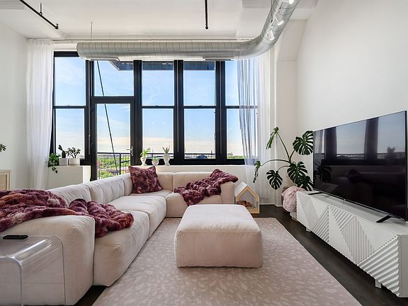 2nd image of 1224 W Van Buren St APT 604