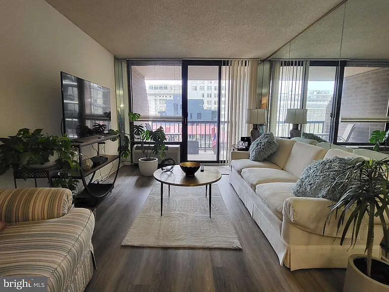 241 S 6th St #1202B — Photo 3