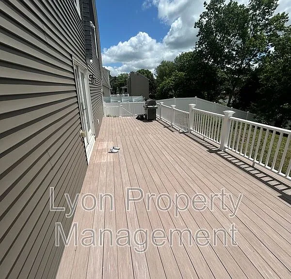 212 Tiffany St — Photo 32
