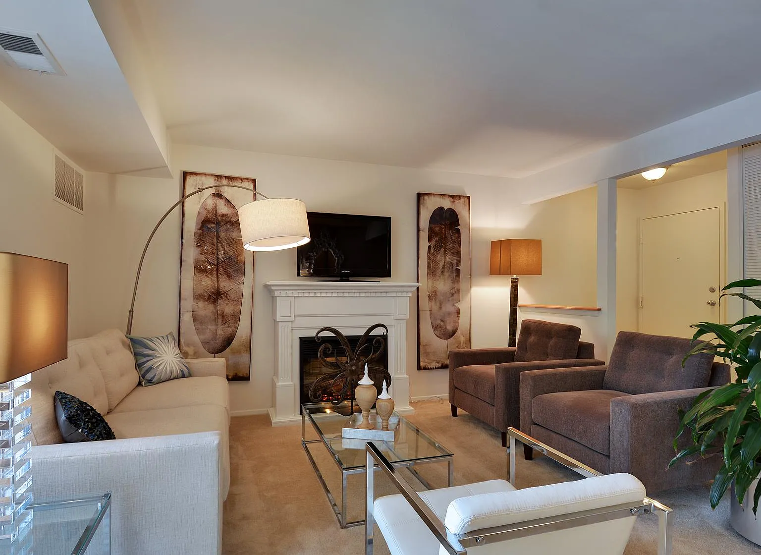 Hickory Hills Condominiums — Photo 1