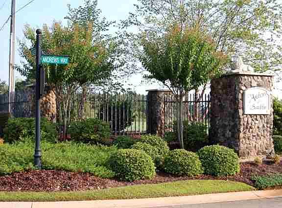3rd image of 105 Silverbirch Ln