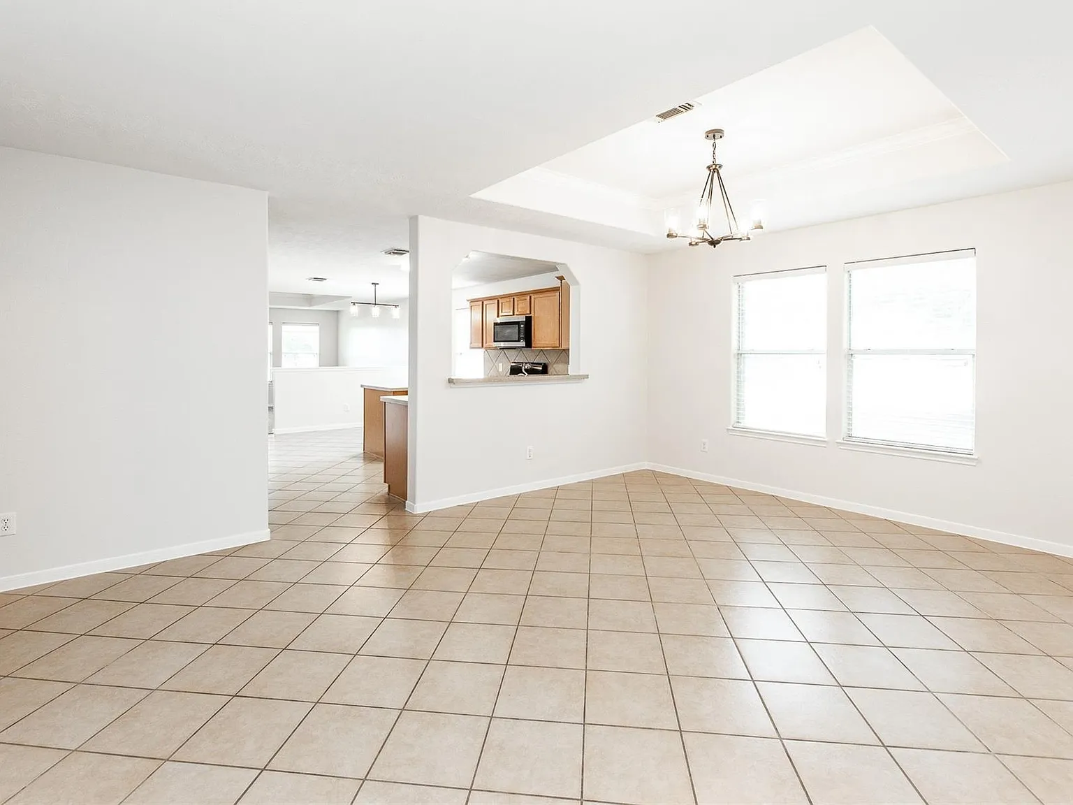 4 bed, 2.5 bath, 2065 sqft, $2,300 — Photo 4