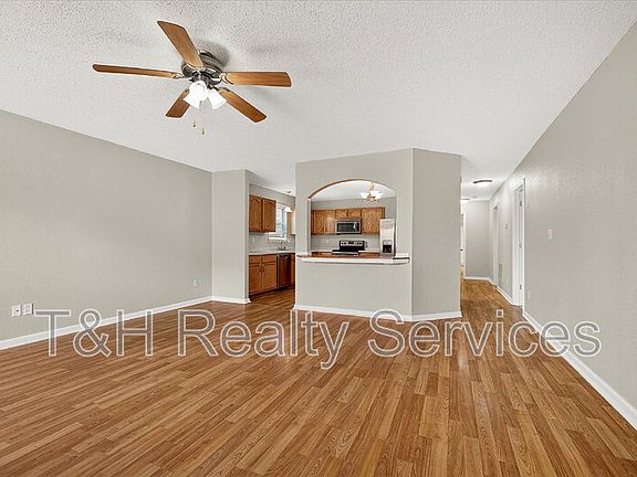 5th image of 636 Locust Grove Ln