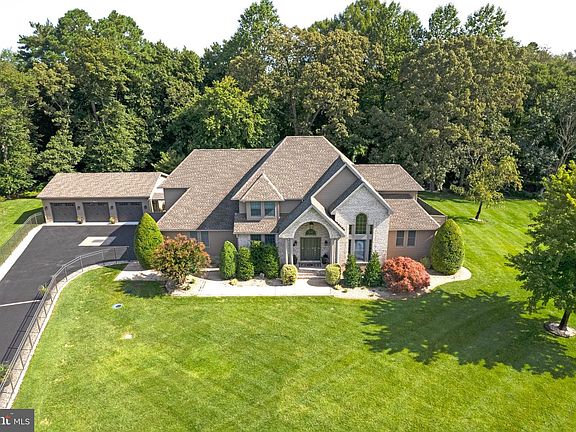5th image of 19 Lake Crest Dr