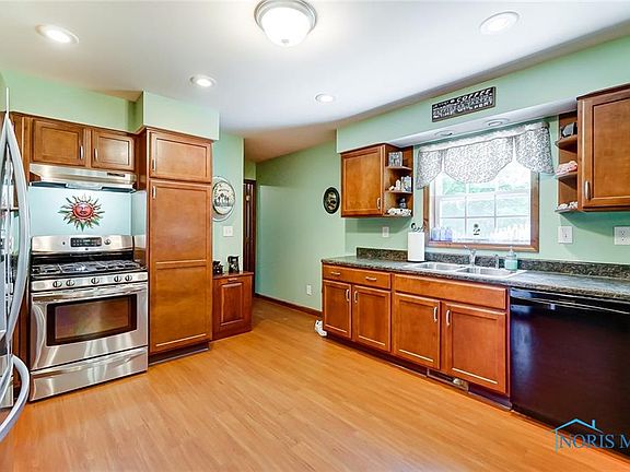 5th image of 222 Landwehr Ave