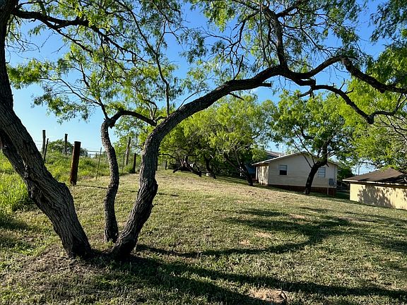 5th image of 404 S Vista Dr
