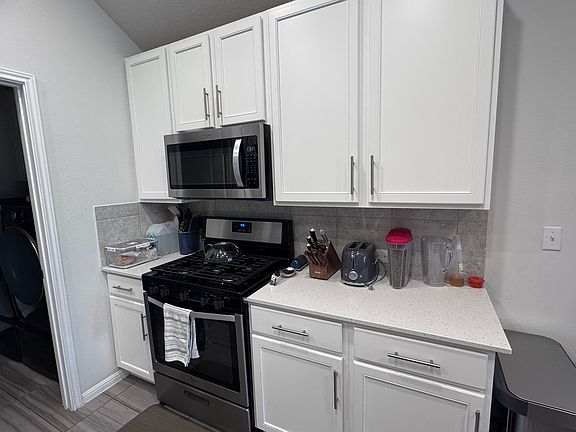 Open floor plan dining room & kitchen