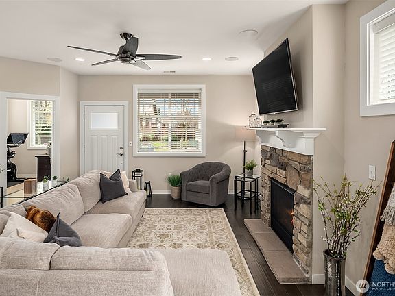 5th image of 208 Galena Place NE