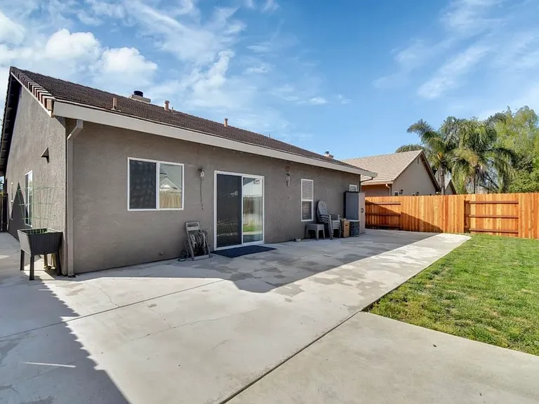 1825 Woodland Dr — Photo 3