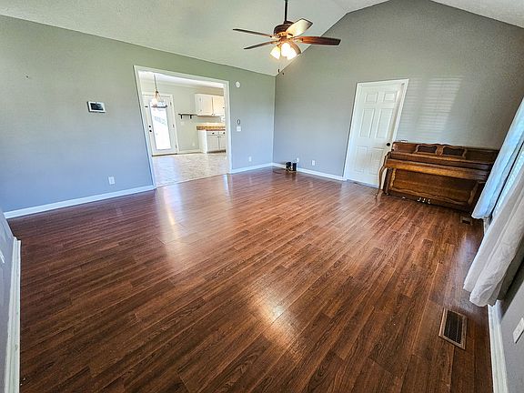 3rd image of 105 Twin Oaks Dr