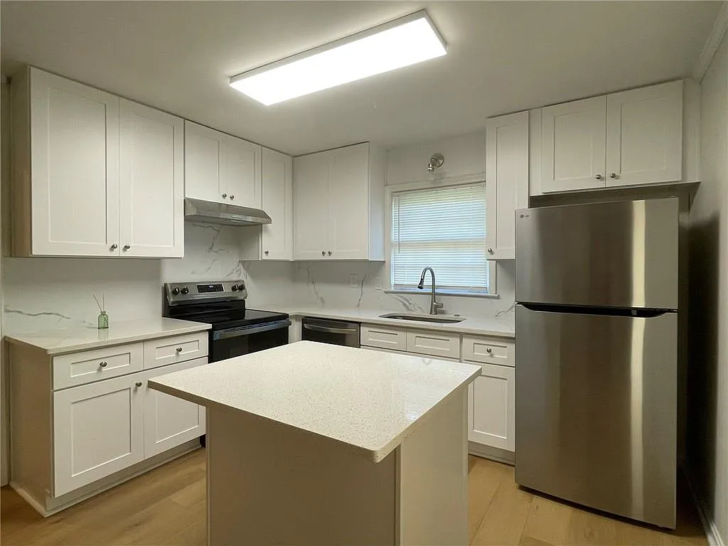 3 bed, 2.0 bath, 1584 sqft, $2,350 — Photo 3