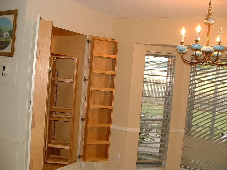 1st image of 519 S Lois Ln