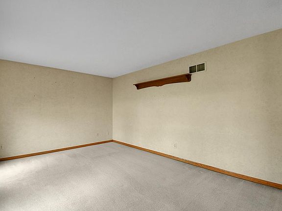 5th image of 2433 Whitney Ave