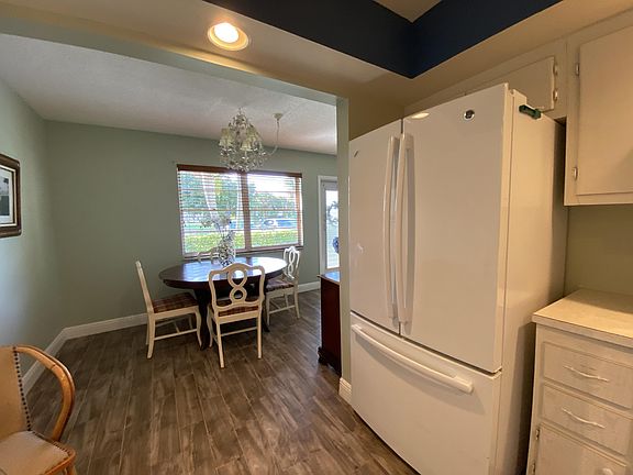 3rd image of 221 Somerset Dr