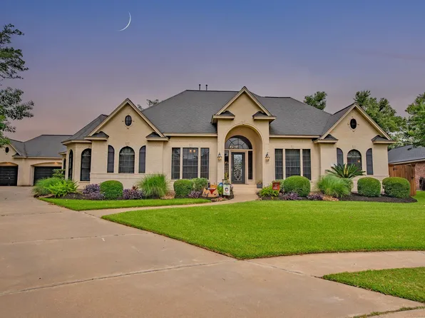 56 English Oak Ct, Lake Jackson, TX 77566