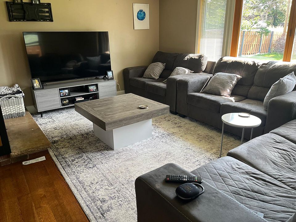 1st image of 605 Park Valley Dr E