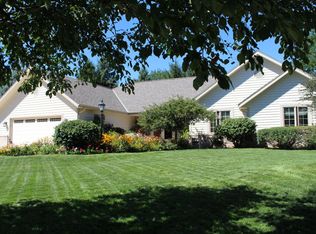 590 Greenway Ter, Hartland, WI 53029