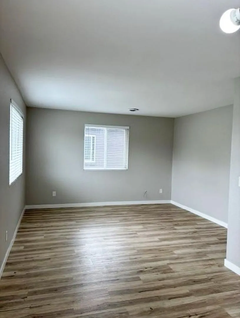 Frederick 2 bedroom one bathroom available for immediate move in — Photo 3