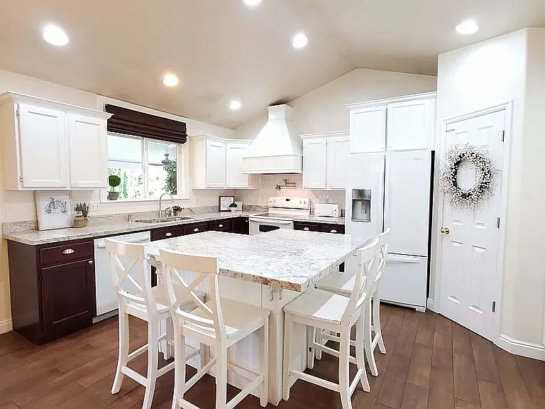 4522 W Carriage Ln — Photo 2