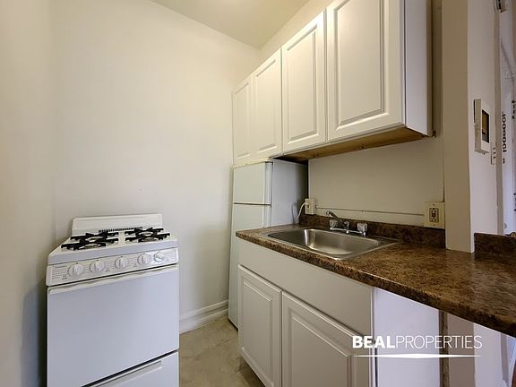 5th image of 2827 N Burling St APT 106