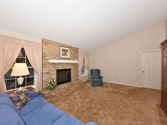 3rd image of 10920 W Fiebrantz Ave