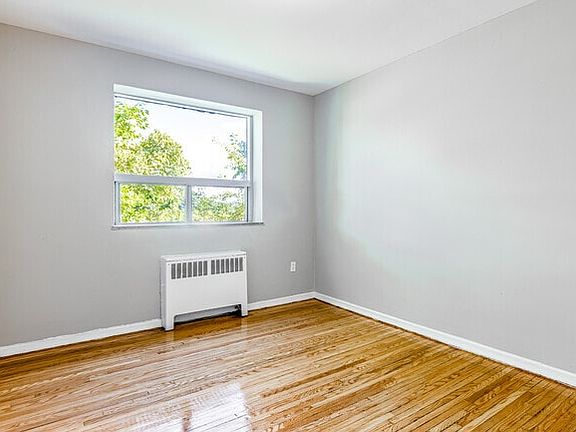 5th image of 1712 Main St W