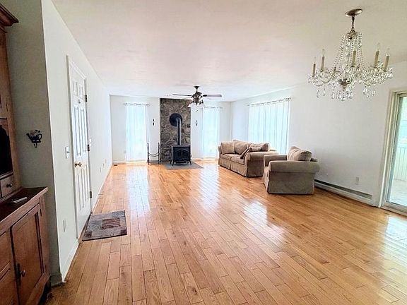 5th image of 44 Beaver Valley Ct
